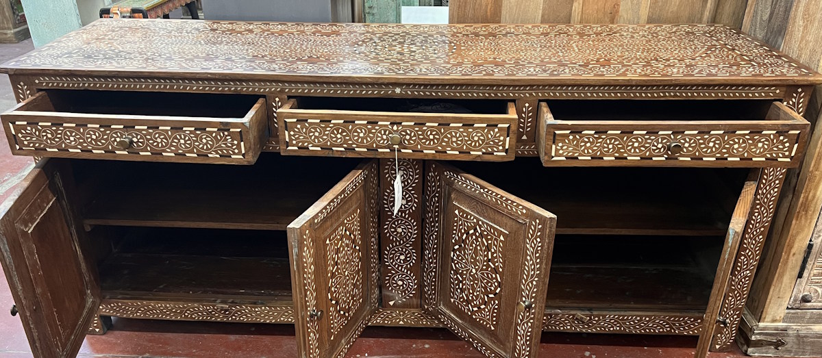 Buffet d&eacute;coratif en bois incrust&eacute; d'os, style antique, fait main 180X55X75