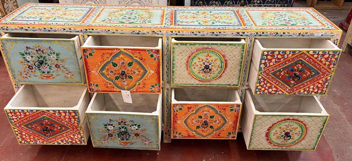 buffet peint color&eacute; avec motifs g&eacute;om&egrave;triques &agrave; 8 tiroirs 200X40X90