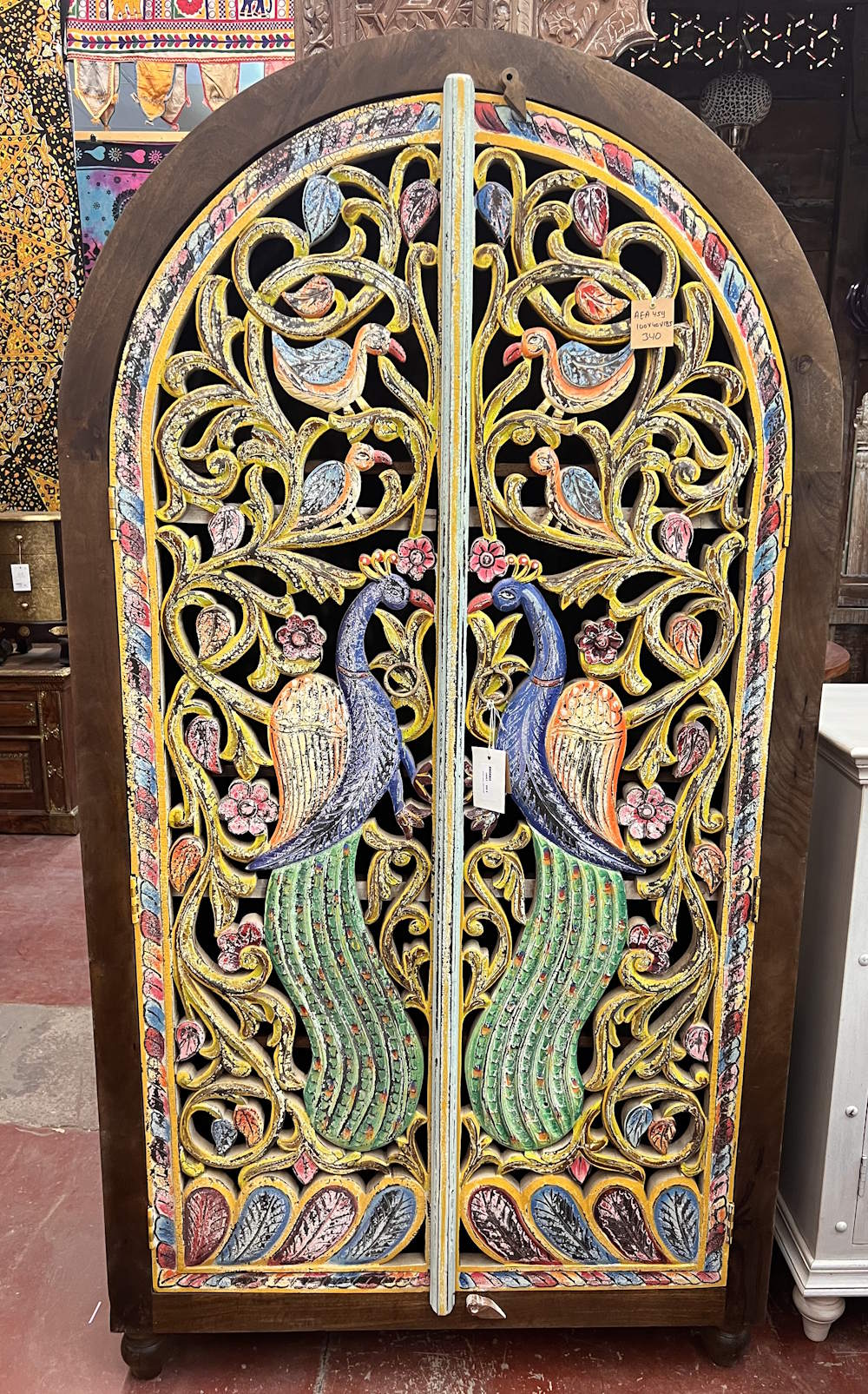 armoire ajour&eacute; avec deux paons 100 X 40 X 190