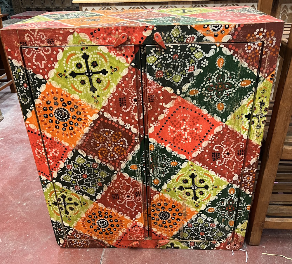 Meuble peint color&eacute; motifs g&eacute;om&egrave;triques 80 X 40 X 90
