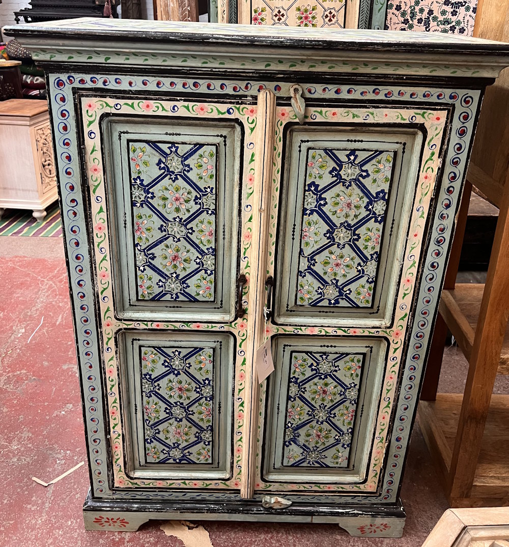 Meuble peint bleu avec motif floraux 