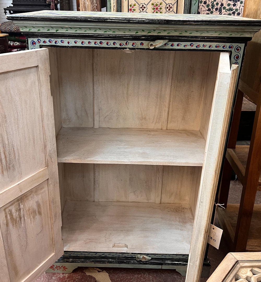 Meuble peint bleu avec motif floraux 