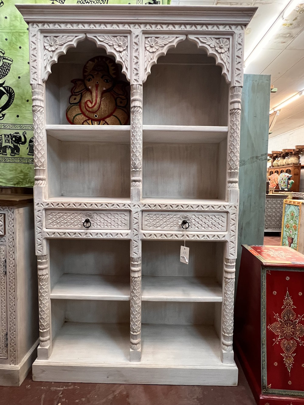 Biblioth&egrave;que  /  &eacute;tag&egrave;re patine blanche  &agrave; deux tiroirs 110 X 45 X 180