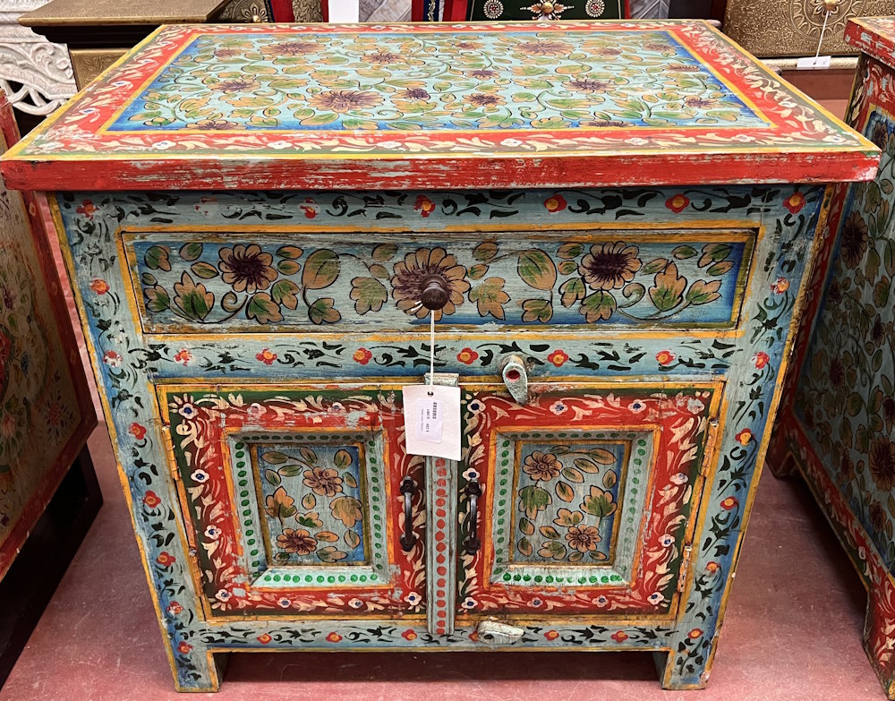 Meuble peint color&eacute; avec motifs floraux 70 X 50 X 70