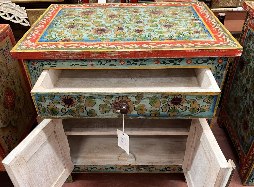 Meuble peint color&eacute; avec motifs floraux 70 X 50 X 70