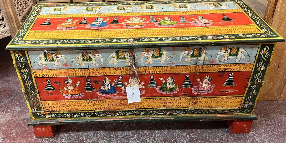 coffre peint motifs divinit&eacute;s hindoues 102X43X52