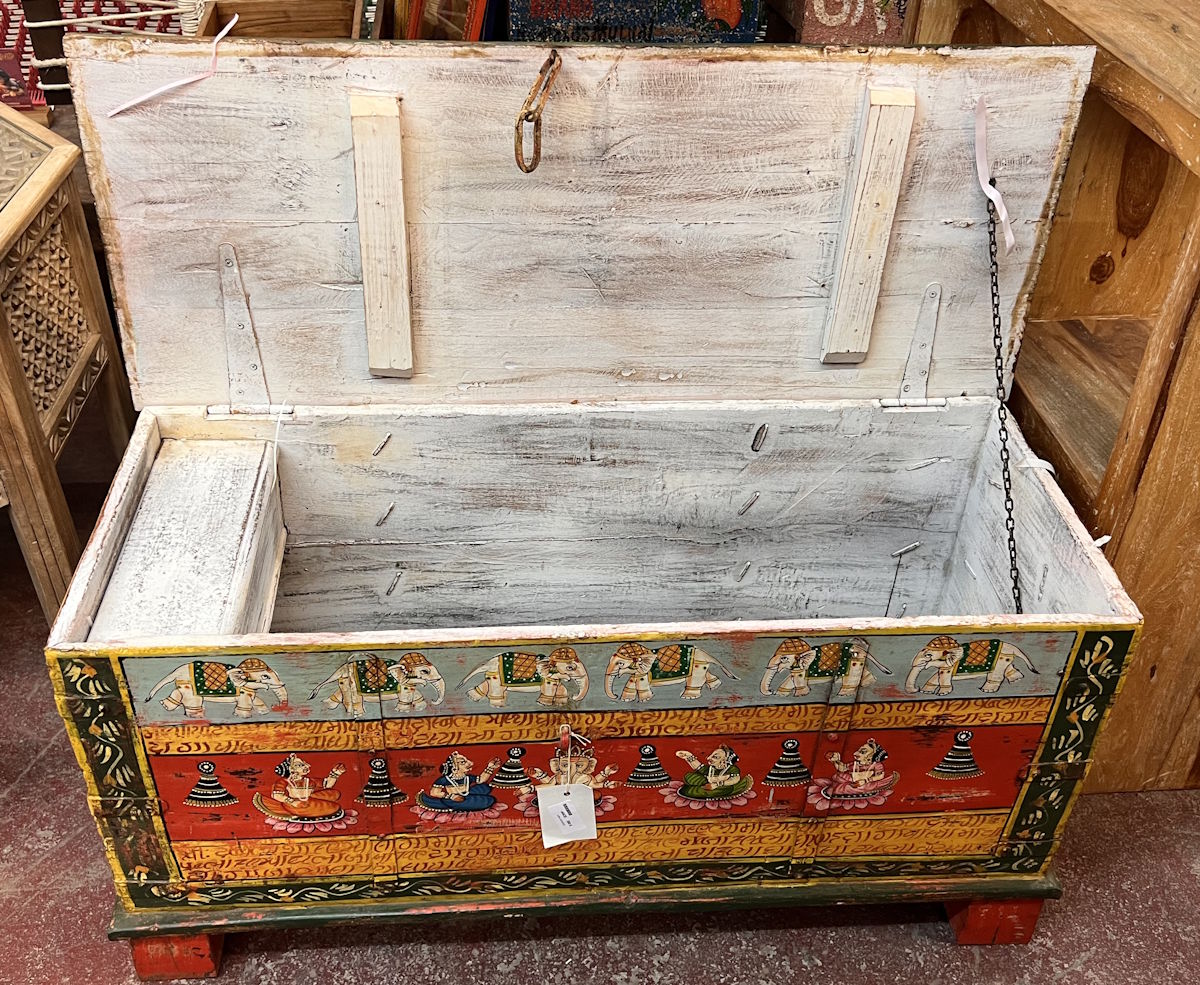 coffre peint motifs divinit&eacute;s hindoues 102X43X52