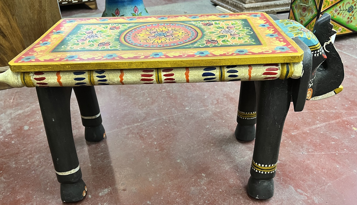 Petit banc avec t&ecirc;te d&rsquo;&eacute;l&eacute;phant 