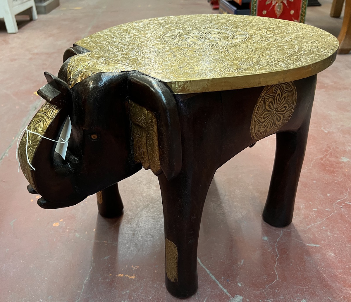 Tabouret &eacute;l&eacute;phant en bois noir  et orn&eacute;e de panneaux en laiton grav&eacute; H37x L49x P37