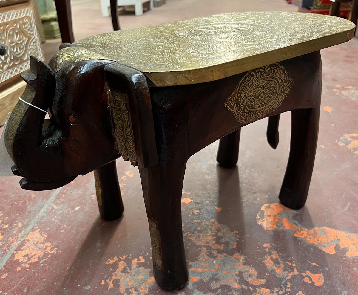Tabouret &eacute;l&eacute;phant en bois fonc&eacute; et orn&eacute;e de panneaux en laiton grav&eacute; H30x L25x P50
