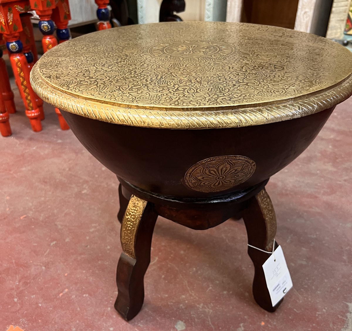 Tabouret rond ou table basse en bois fonc&eacute; et orn&eacute;e de panneaux en laiton grav&eacute; H45x L49x P49