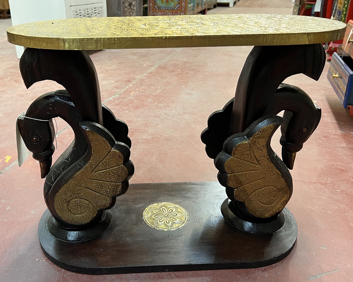 Table basse ou tabouret cygne et orn&eacute;e de panneaux en laiton grav&eacute; H39x L51x P25