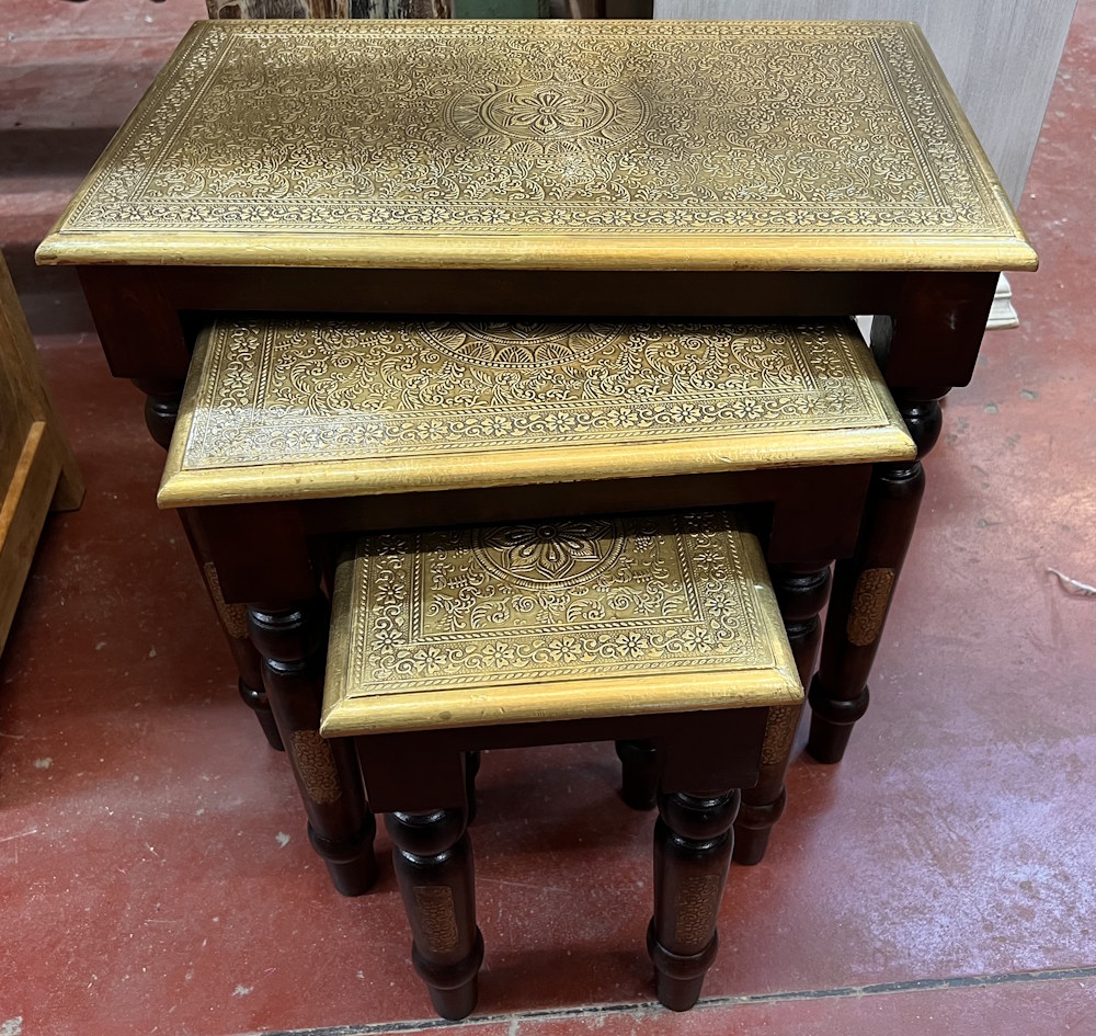 Table gigogne en bois fonc&eacute; et orn&eacute;e de panneaux en laiton grav&eacute; H 52 / 45 / 39 