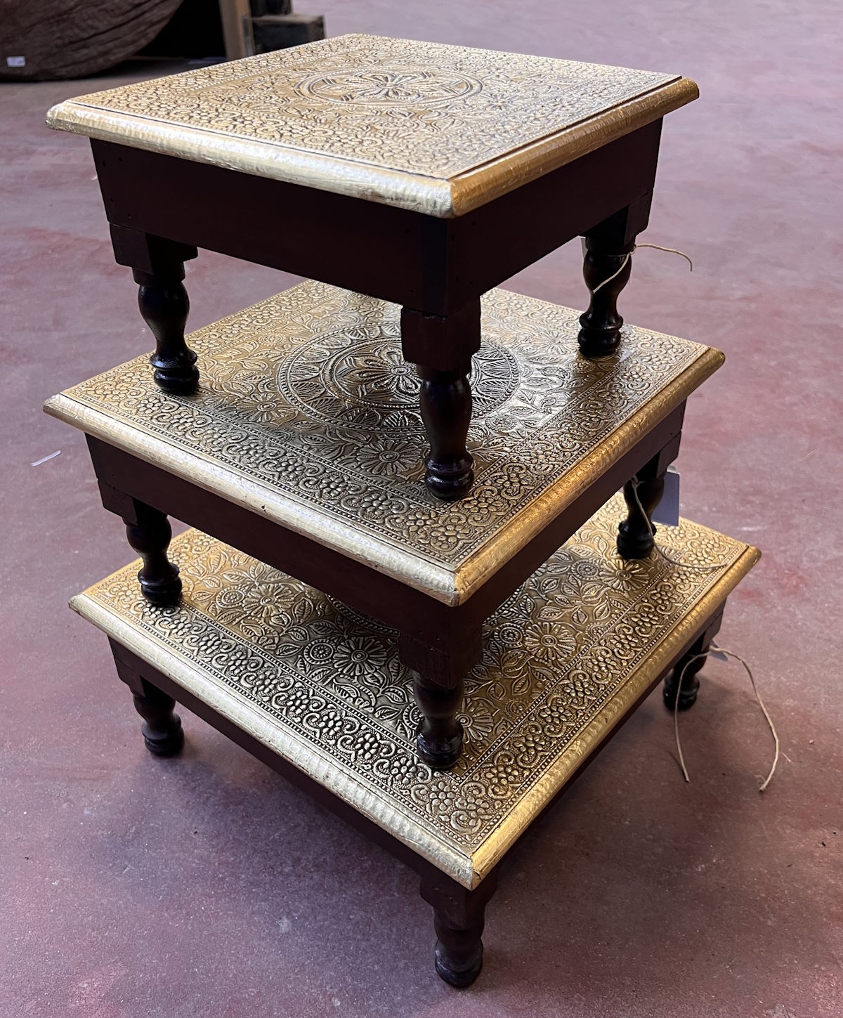 Petite table bajot  en bois fonc&eacute; et orn&eacute;e de panneaux en laiton grav&eacute; H15x L33x P33
