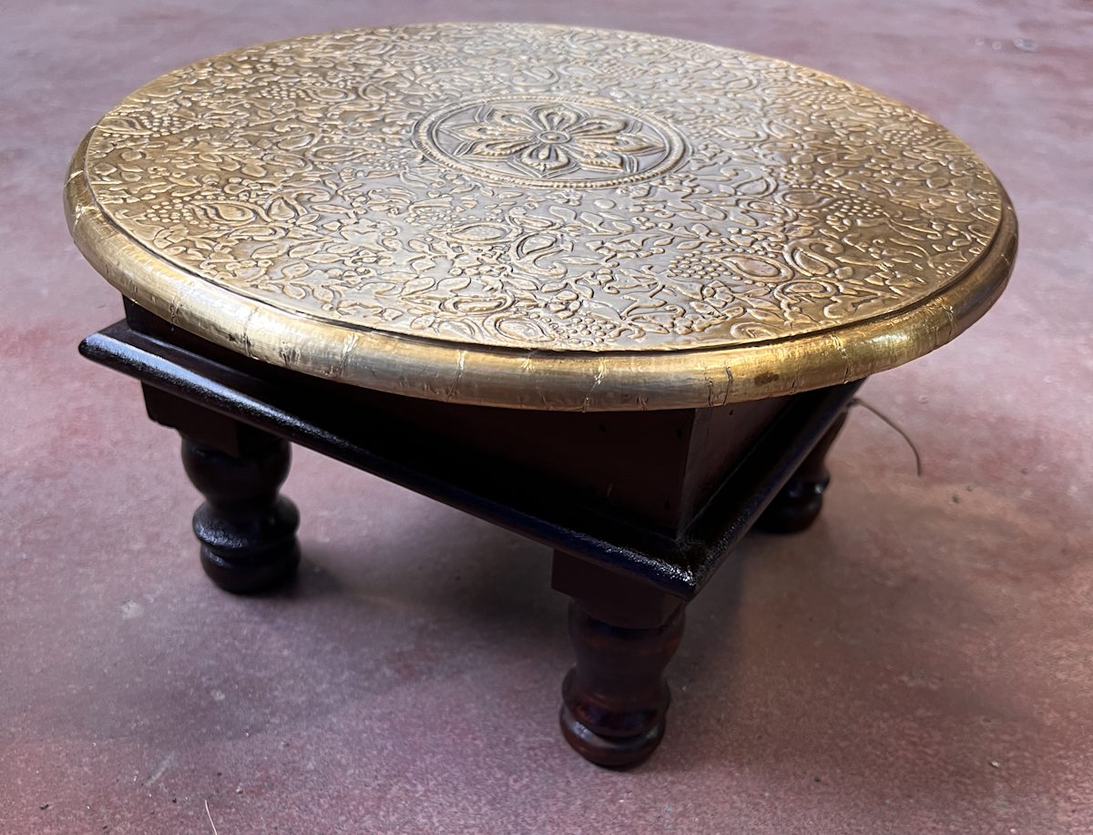 Table bajot en bois fonc&eacute; et orn&eacute;e de panneaux en laiton grav&eacute; H16 xL45x P45