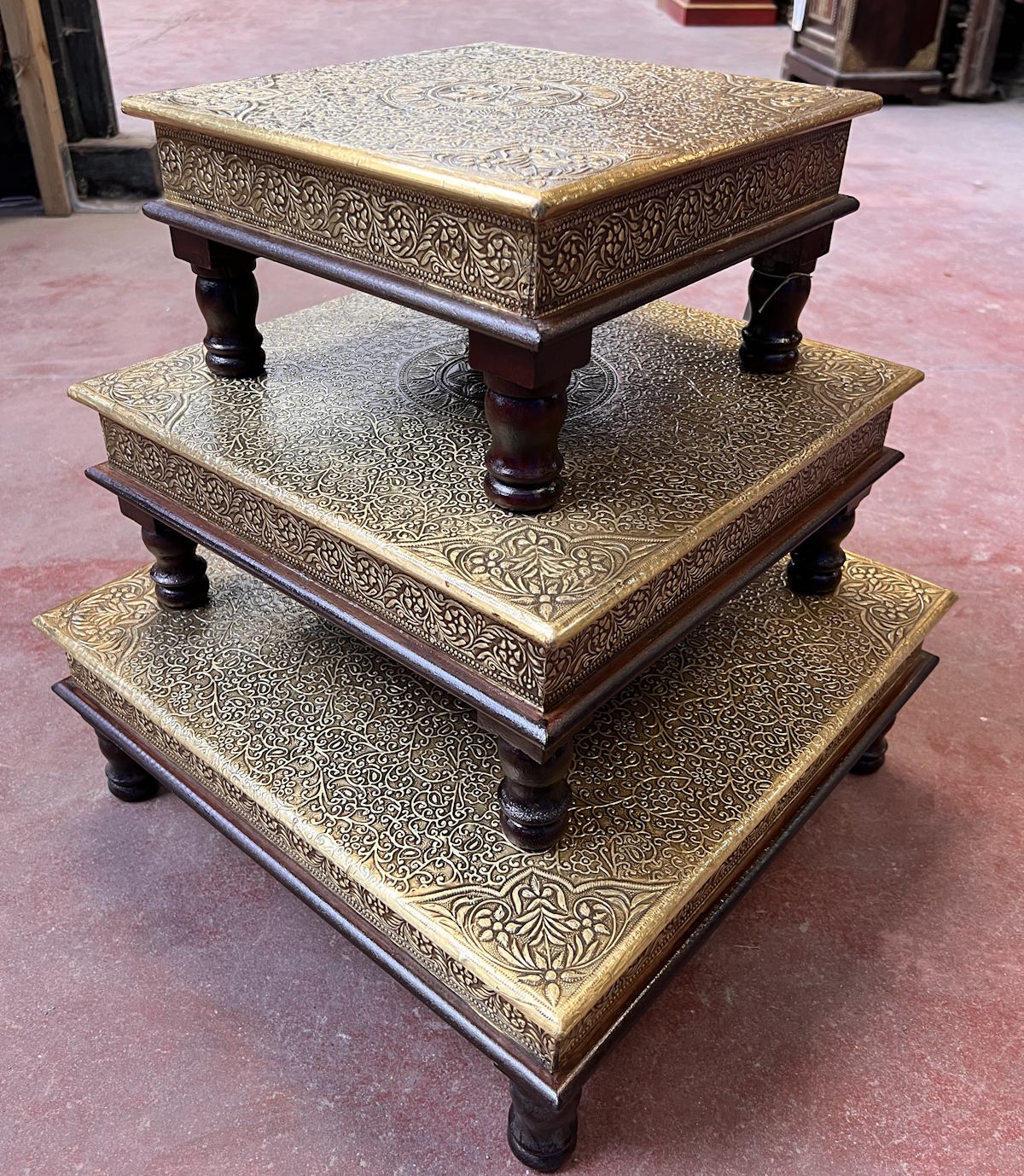 Table bajot en bois fonc&eacute; et orn&eacute;e de panneaux en laiton grav&eacute; H16x L30 x P30