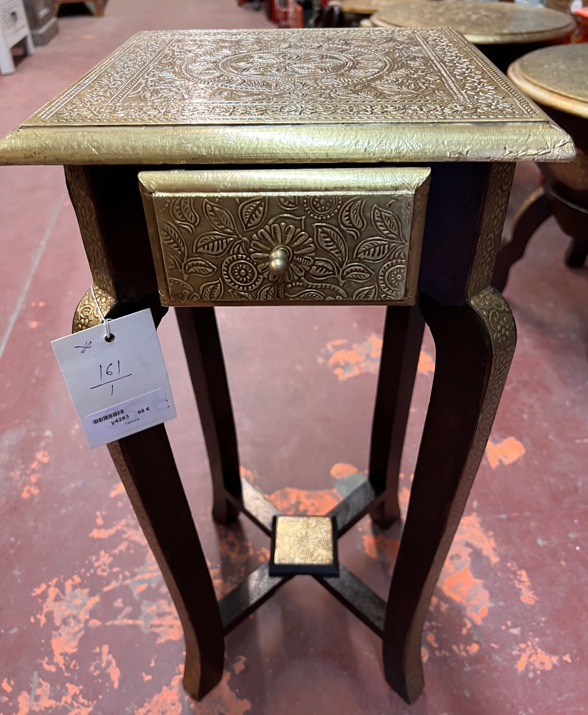 Petite console en bois fonc&eacute; et orn&eacute;e de panneaux en laiton grav&eacute;