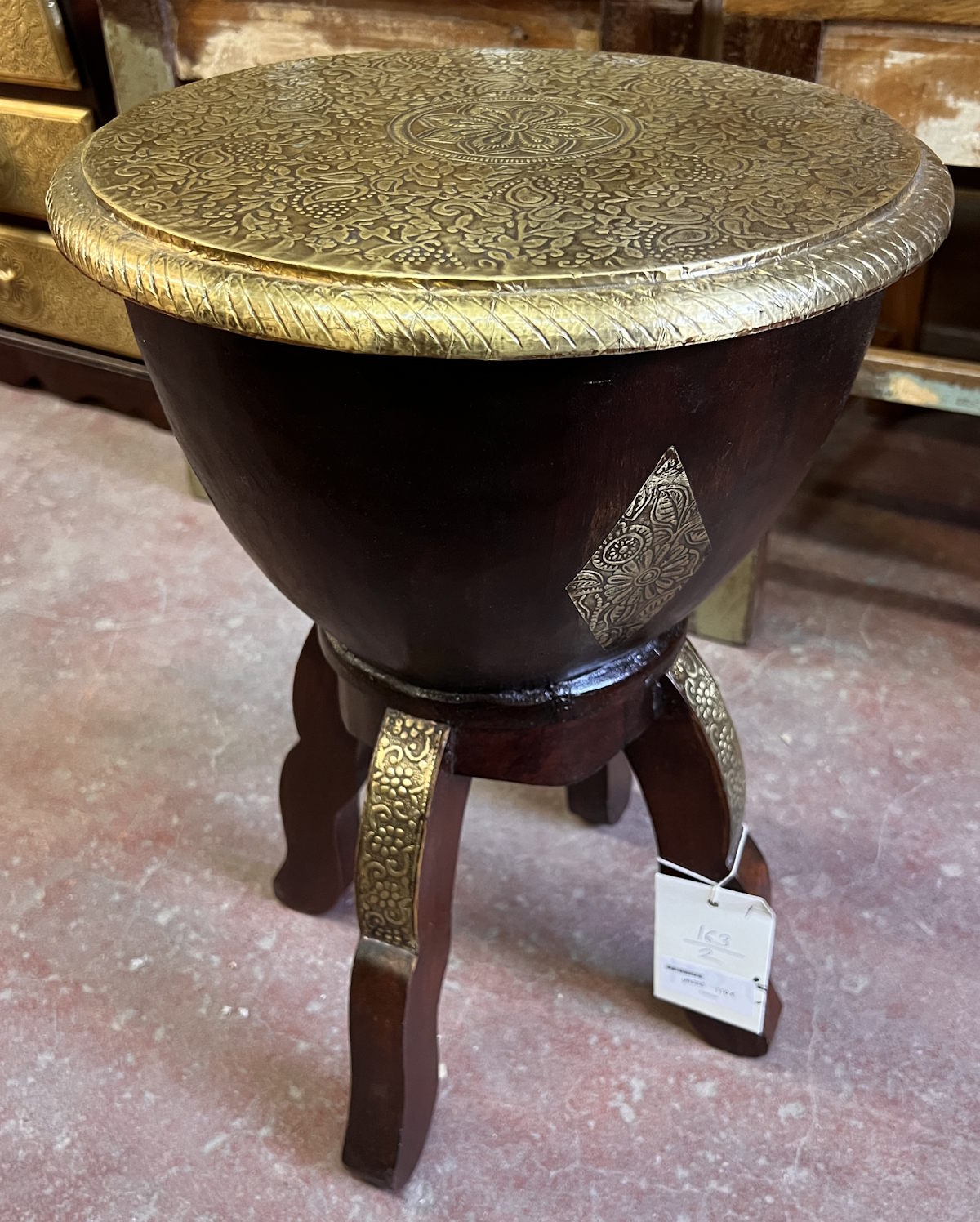 Table basse ou tabouret  orn&eacute;e de panneaux en laiton grav&eacute; H39x L51x P25