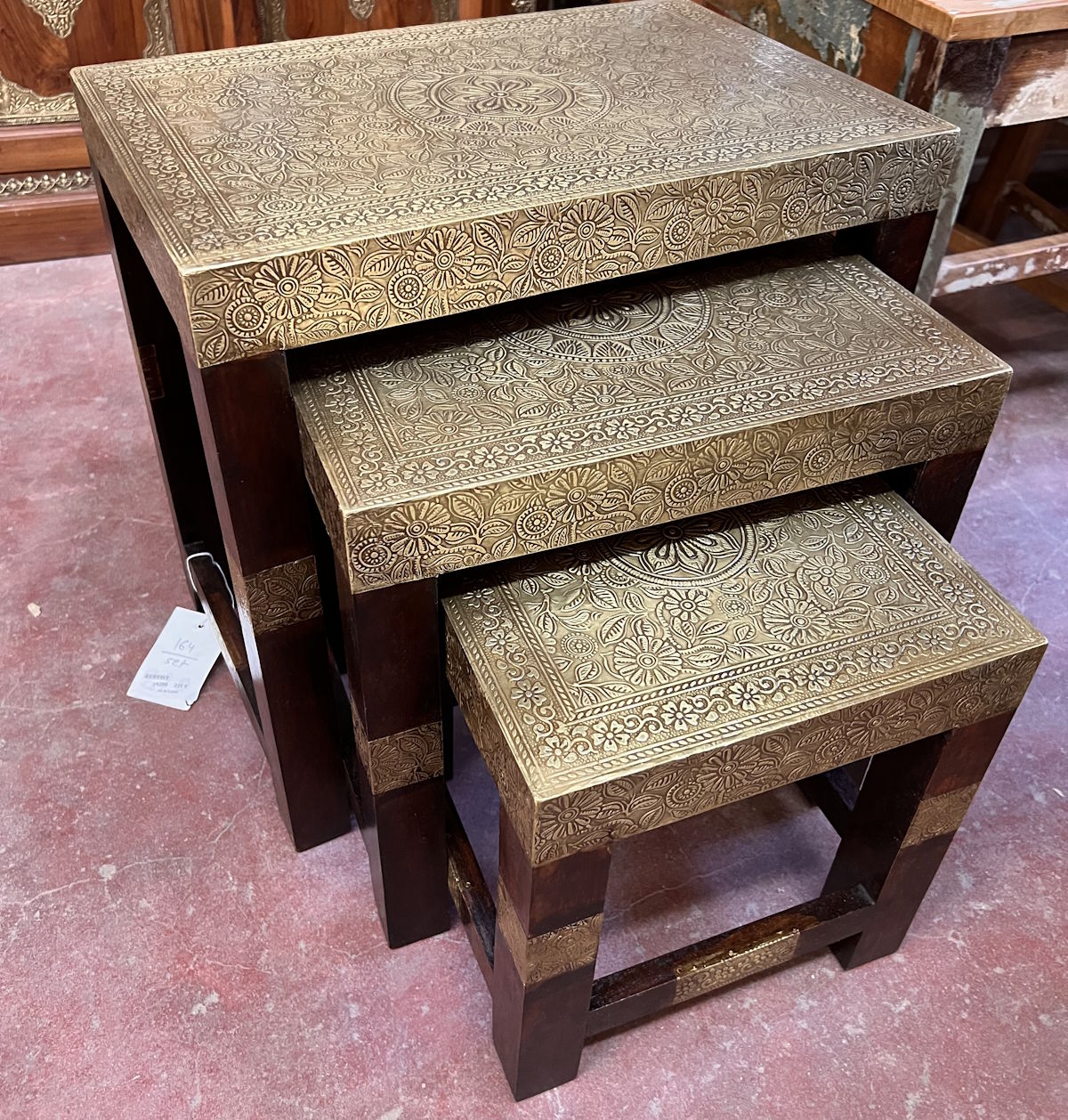 Set de 3 tables  en bois fonc&eacute; et orn&eacute;e de panneaux en laiton grav&eacute;